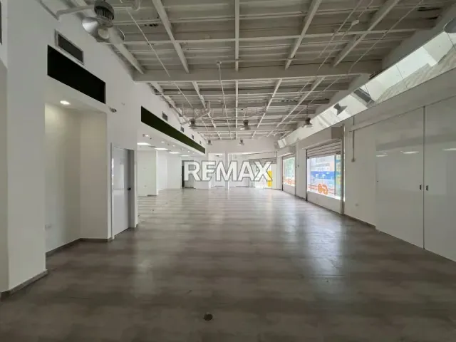 Moderno Local Comercial en Av. 8 Santa Rita - 8