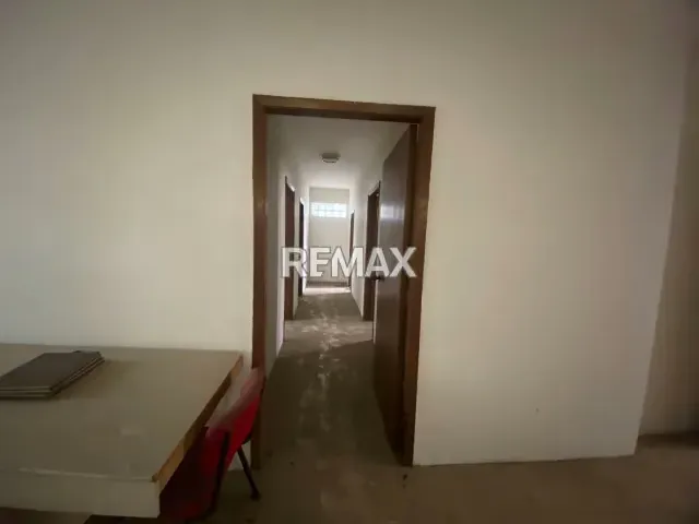 Edificio en Venta en la Urbanización los Chaguaramos - 13
