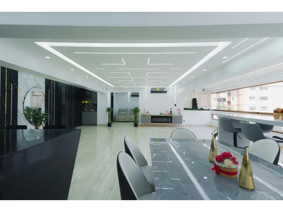 Apartamento remodelado en las mercedes de 230mts calle la cinta