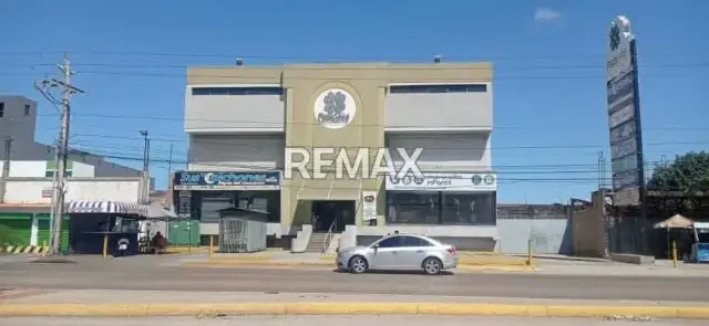 CENTRO COMERCIAL PLAZA CELTA EN AV LA LIMPIA, ZONA OESTE