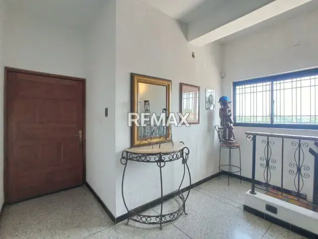 CENTRO COMERCIAL PLAZA CELTA EN AV LA LIMPIA, ZONA OESTE - 14