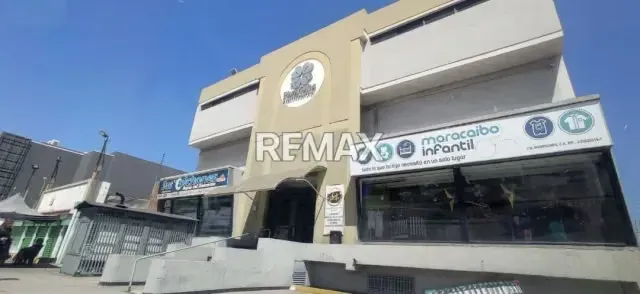 CENTRO COMERCIAL PLAZA CELTA EN AV LA LIMPIA, ZONA OESTE - 2