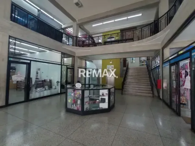 CENTRO COMERCIAL PLAZA CELTA EN AV LA LIMPIA, ZONA OESTE - 3