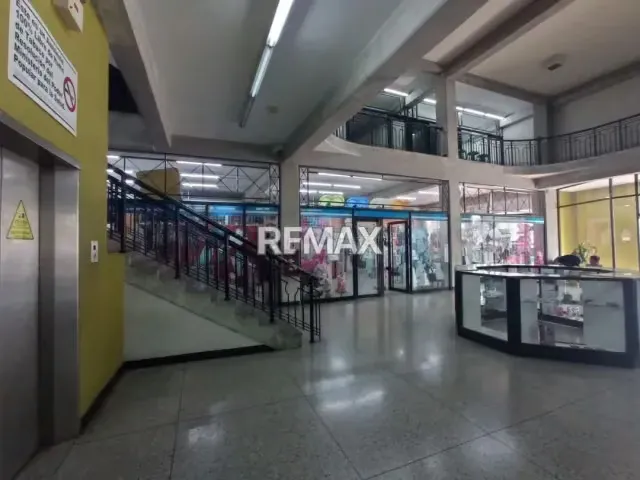 CENTRO COMERCIAL PLAZA CELTA EN AV LA LIMPIA, ZONA OESTE - 4