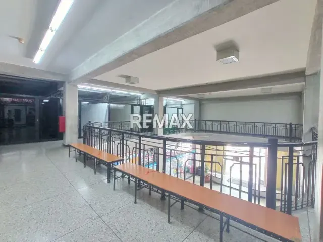CENTRO COMERCIAL PLAZA CELTA EN AV LA LIMPIA, ZONA OESTE - 6