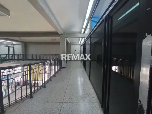 CENTRO COMERCIAL PLAZA CELTA EN AV LA LIMPIA, ZONA OESTE - 7