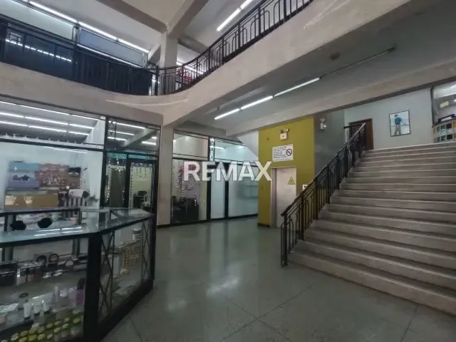 CENTRO COMERCIAL PLAZA CELTA EN AV LA LIMPIA, ZONA OESTE - 8