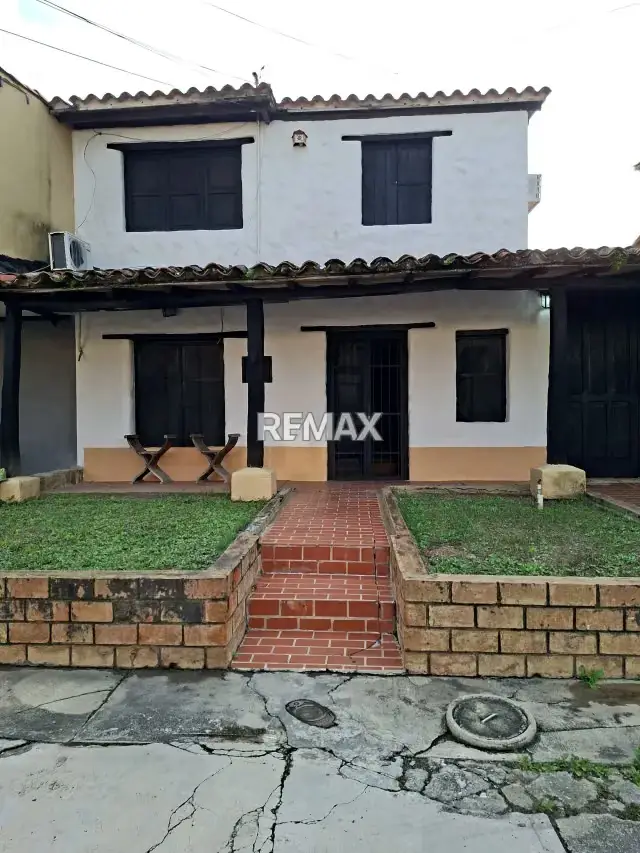 En Alquiler casa de dos plantas Urb Ribereña I, cerca a la salida de la Ribereña y parque negrura