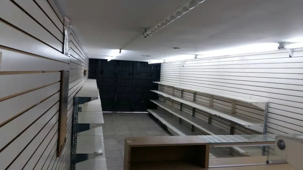 Se vende local 1200 m2 El Cementerio 3392 - 3