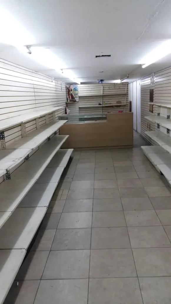 Se vende local 1200 m2 El Cementerio 3392 - 4