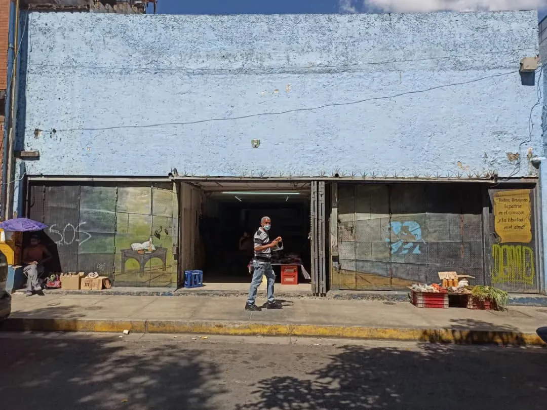 Se vende local 1200 m2 El Cementerio 3392 - 5