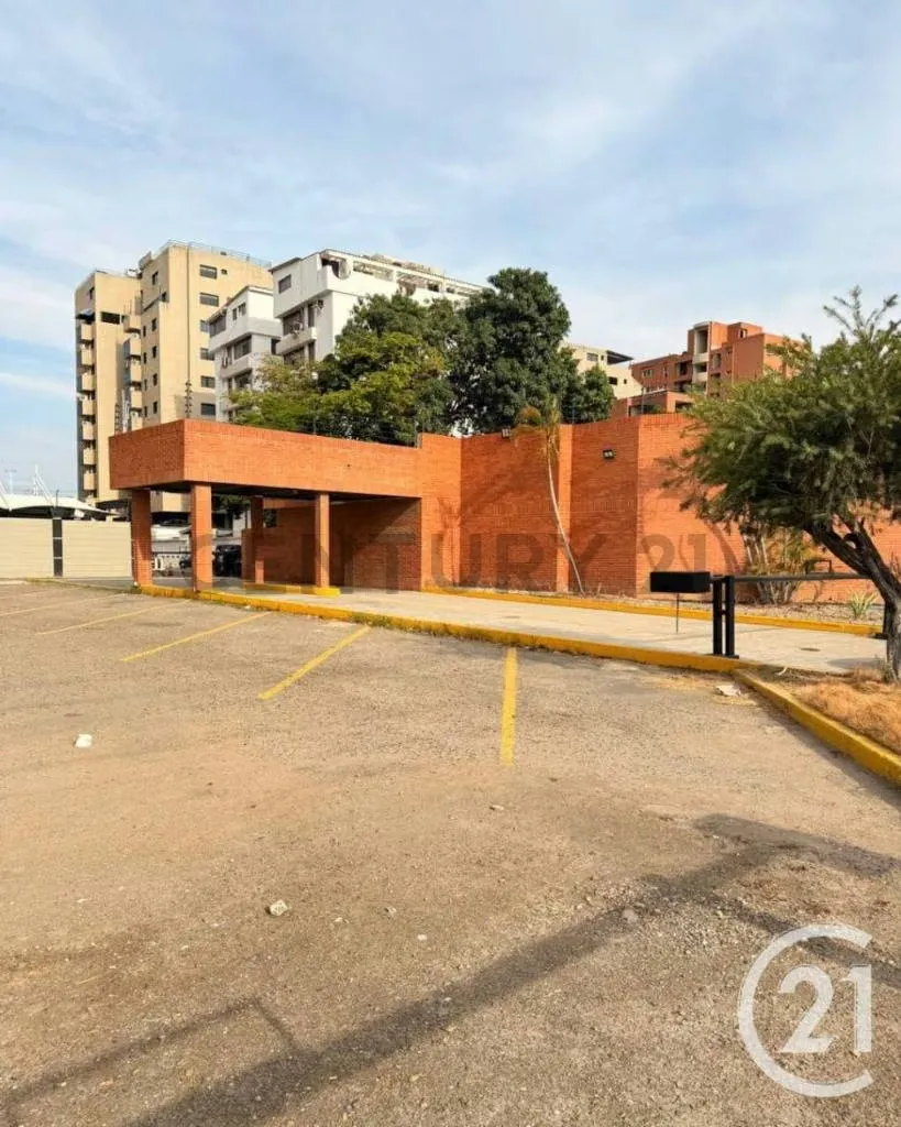 Terreno Comercial de 1.600 m² en la Avenida Principal de Lechería - 3