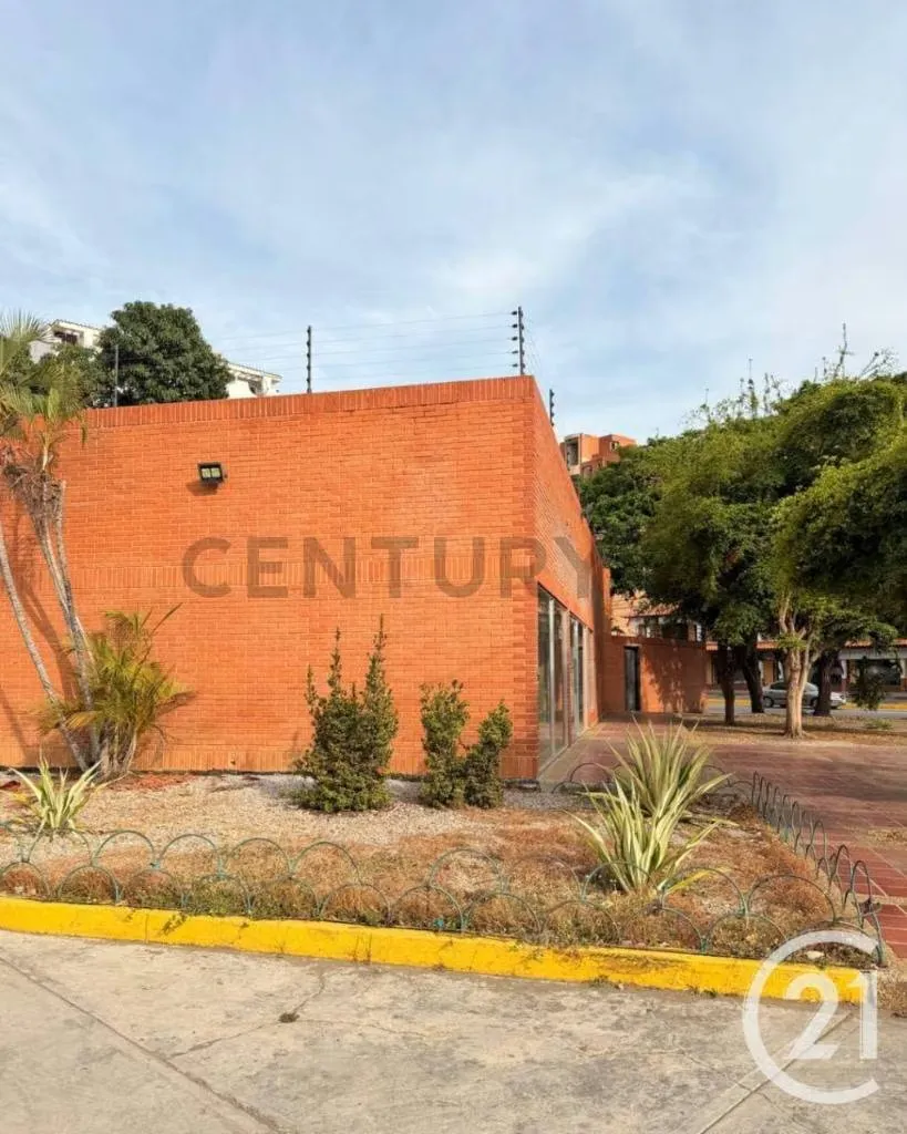 Terreno Comercial de 1.600 m² en la Avenida Principal de Lechería - 4