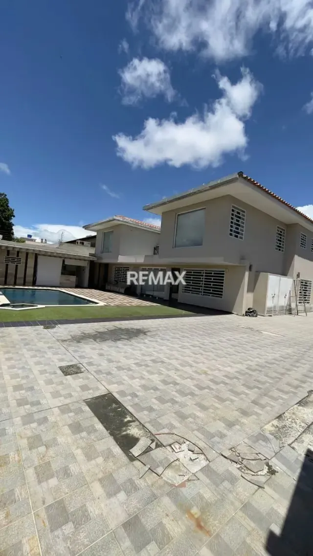 Colinas de Santa Elena Totalmente Remodelada