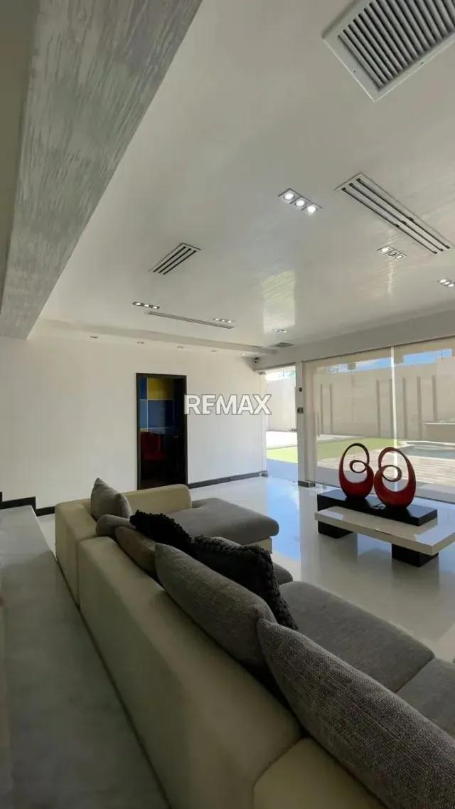 Colinas de Santa Elena Totalmente Remodelada - 12