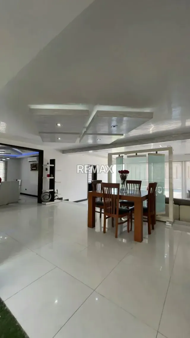 Colinas de Santa Elena Totalmente Remodelada - 13