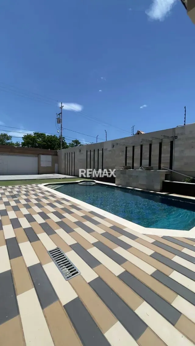 Colinas de Santa Elena Totalmente Remodelada - 2