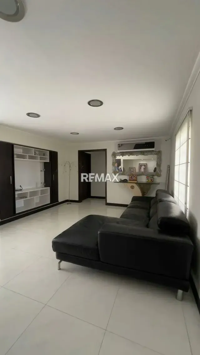 Colinas de Santa Elena Totalmente Remodelada - 3