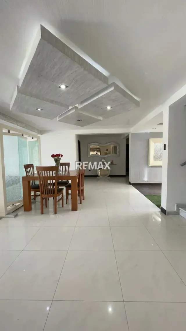 Colinas de Santa Elena Totalmente Remodelada - 5