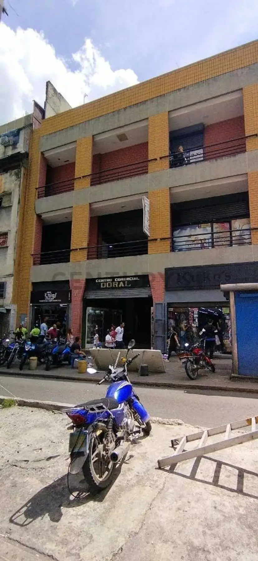 Se Vende Local Comercial en CC Doral, Esquina La Marrón