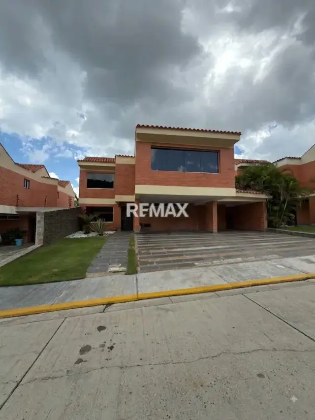 VENTA EXCLUSIVA, HERMOSA Y MODERNA CASA AMOBLADA EN LOMAS DEL COUNTRY