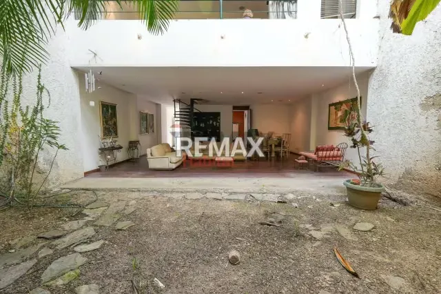 CASA DE DISEÑO ÚNICO EN SANTA INÉS 470mt 3H + ESTUDIO 5,5B 6E - 18