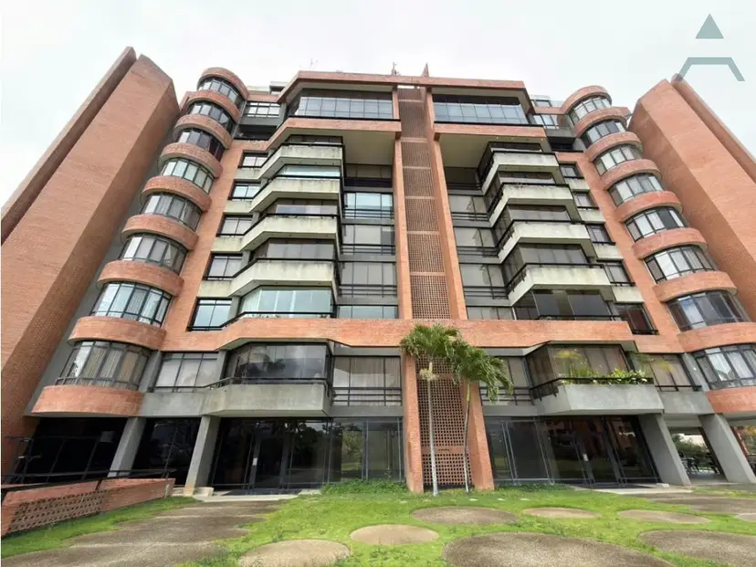 Se alquila Apto 281m² 3h+s/3.5+sb/3p Colinas de Valle Arriba