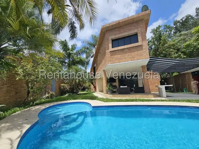 Casa (Duplex) en Venta en Prados del Este, Distrito Metropolitano