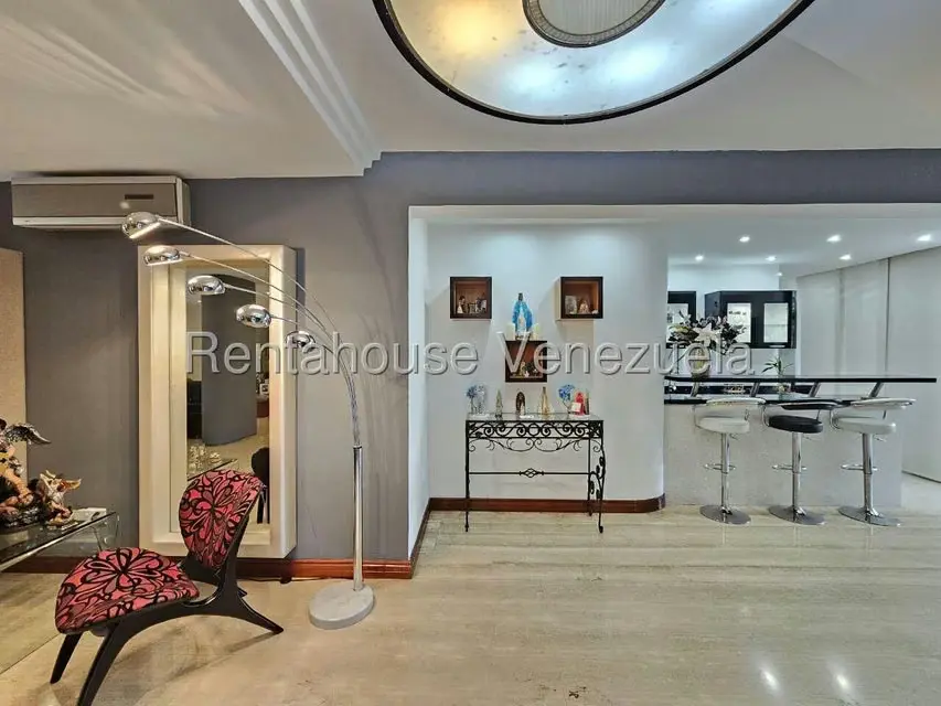 Casa (Duplex) en Venta en Prados del Este, Distrito Metropolitano - 2