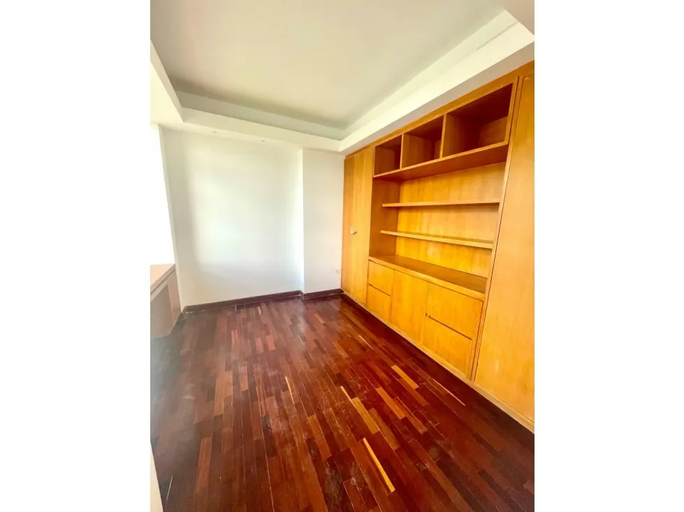 Alquilo apartamento en calle cerrada 385m2 Colinas del Tamanaco 4151 - 16