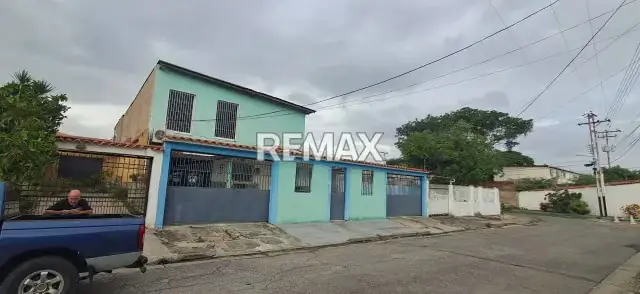 Venta de Quinta de Dos 2 , niveles y con Piscina en la Urbanizacion Corinsa Cagua Estado Aragua