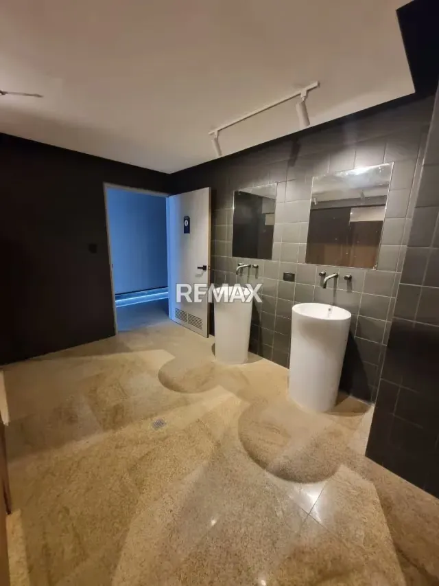 Venta de Oficina en Esquina con Vista a la ciudad (82 m²) - 4
