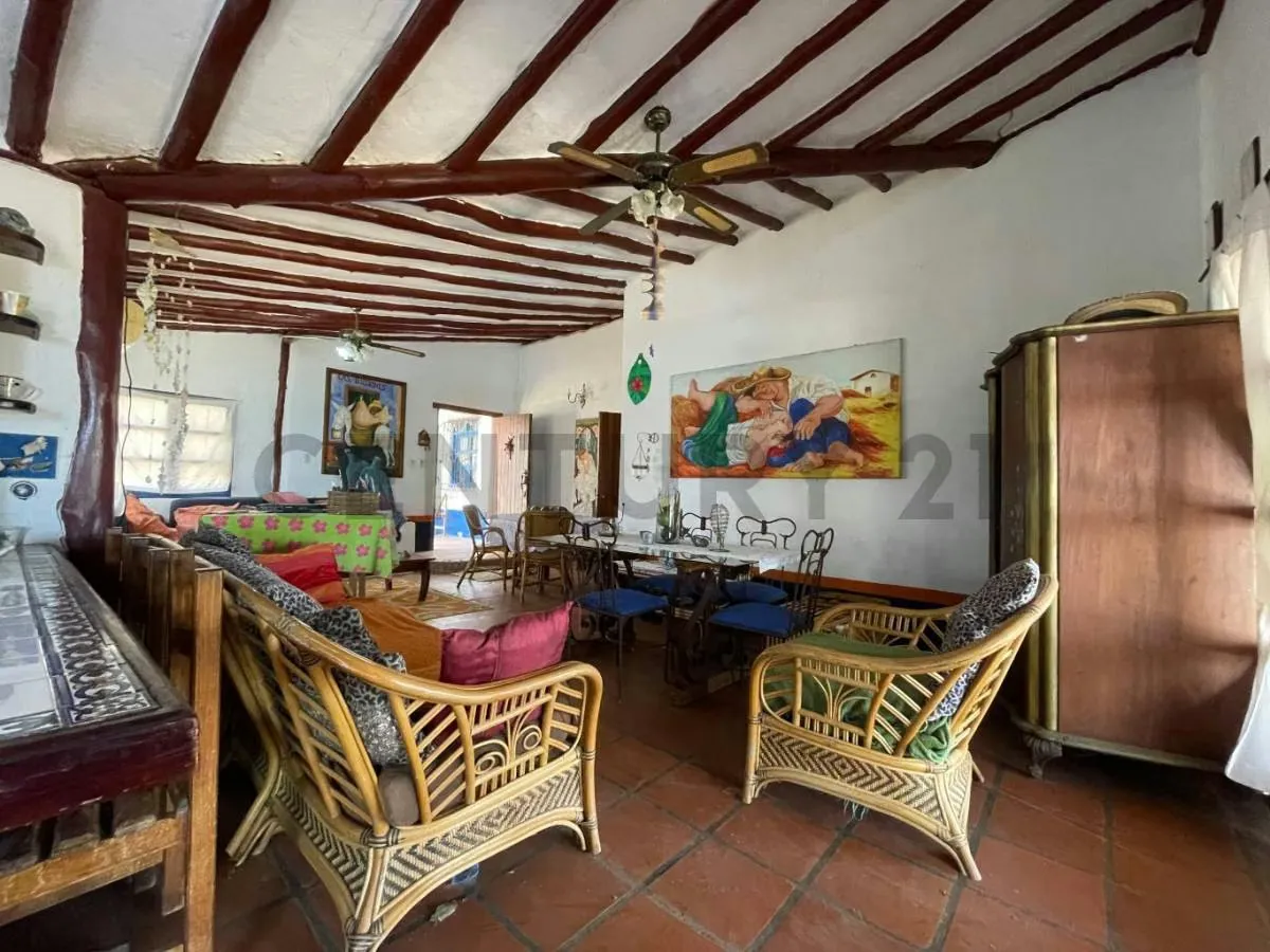 Casa estilo Chana con 4 town house anexos, La Guardia, Isla de Margarita - 3