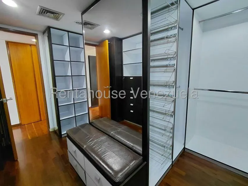 Apartamento (1 Nivel) en Alquiler en Los Dos Caminos, Distrito Metropolitano - 30