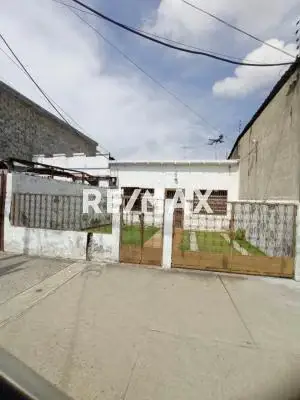 EN VENTA TERRENO CON BIENECHURIAS A PIE DE CALLE EN LA BARRACA
