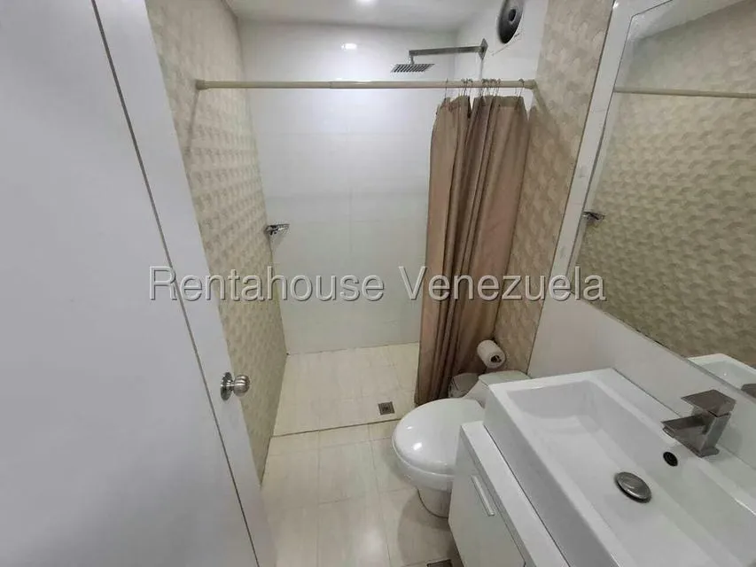 Apartamento (1 Nivel) en Alquiler en Colinas de La Tahona, Distrito Metropolitano - 15