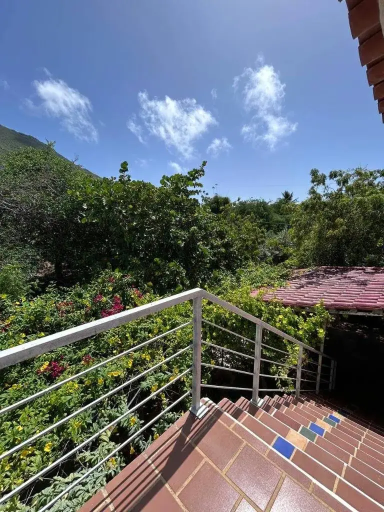 Terreno con Casa con apartamentos a pie de montaña en Guacuco