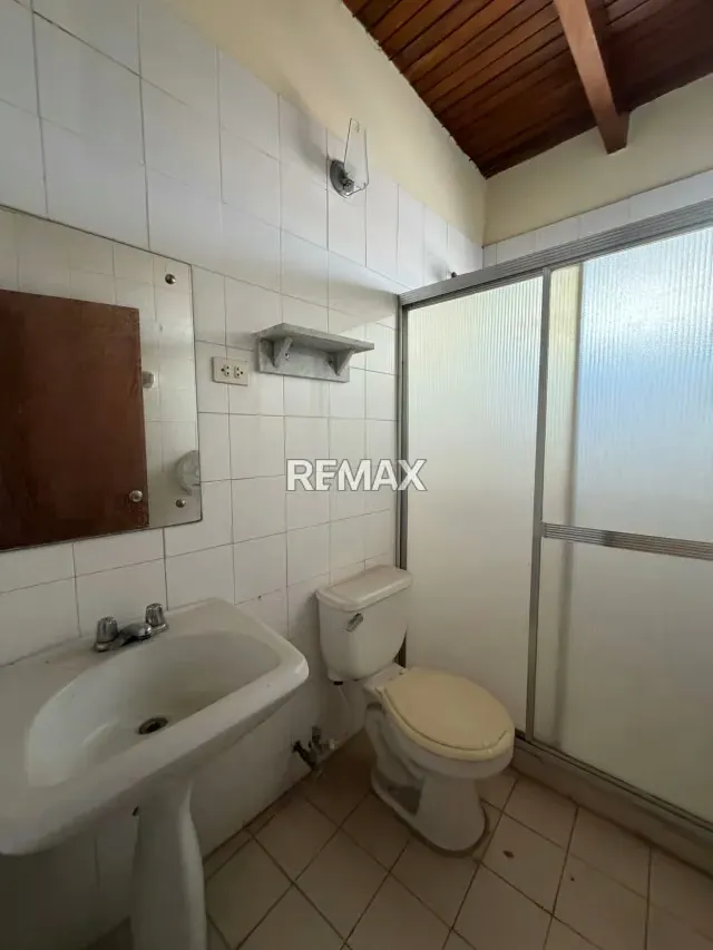 En venta hotel de tres niveles en av. Caracas. Barcelona. Anzoategui. - 7