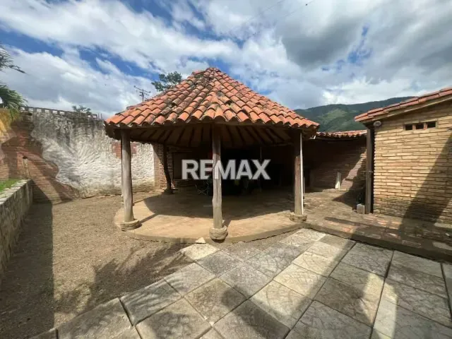 EN VENTA: Terreno con área social y piscina en Carmania, Valera - 5