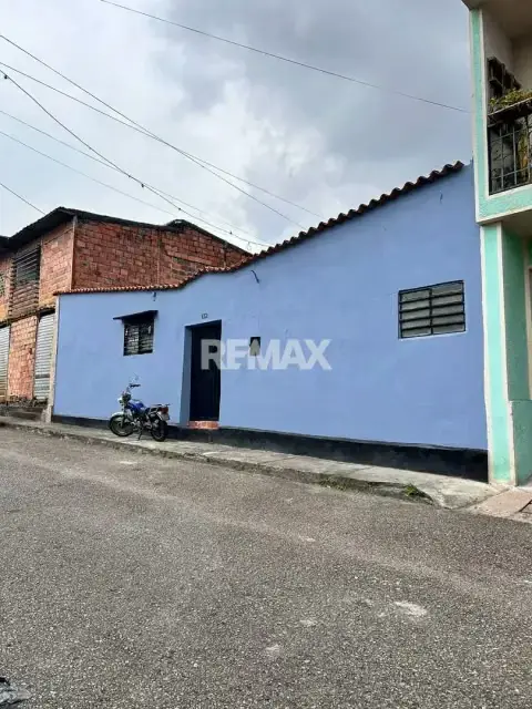 TERRENO CON MEJORAS BARRIO SAN CARLOS