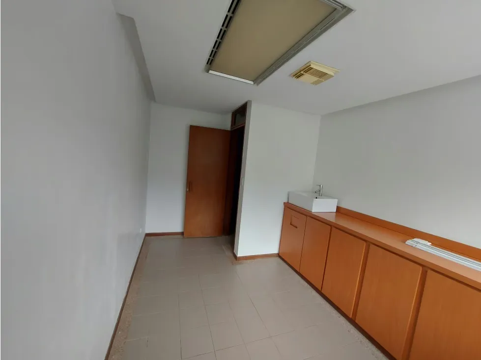 Alquilo cubiculo consultorio 12m2 Axexo Clinicas Caracas 9863 - 8