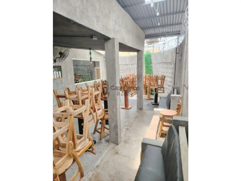 Casa comercial con 2 anexos independientes