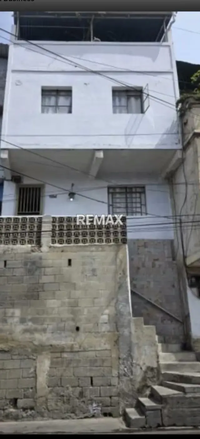 Casa Multinivel con Enorme Potencial Comercial y Residencial en Calle Real de Lídice