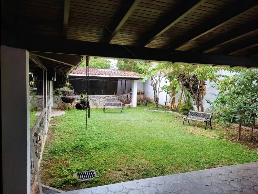 Casa En Venta - Lomas De La Lagunita 450 Mts2 C. 650 Mts2 T. Caracas - 12