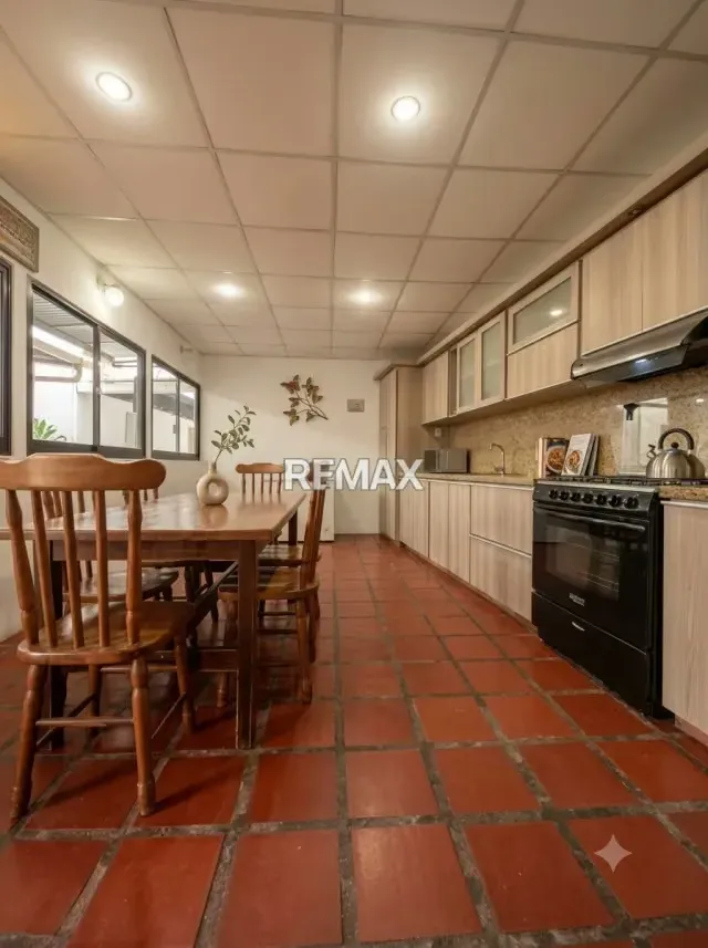 Extraordinaria Propiedad Mixta (Casa + Galpón y Local Comercial) en Esquina – Agua Viva
