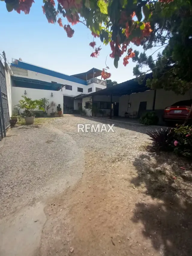 Extraordinaria Propiedad Mixta (Casa + Galpón y Local Comercial) en Esquina – Agua Viva - 4