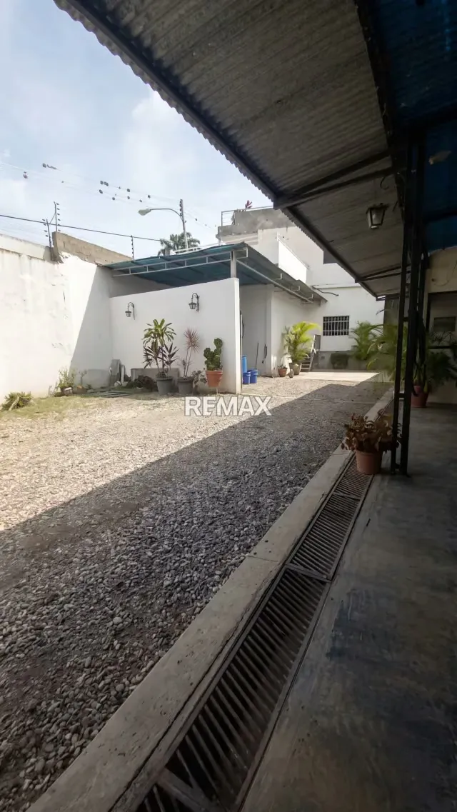 Extraordinaria Propiedad Mixta (Casa + Galpón y Local Comercial) en Esquina – Agua Viva - 8