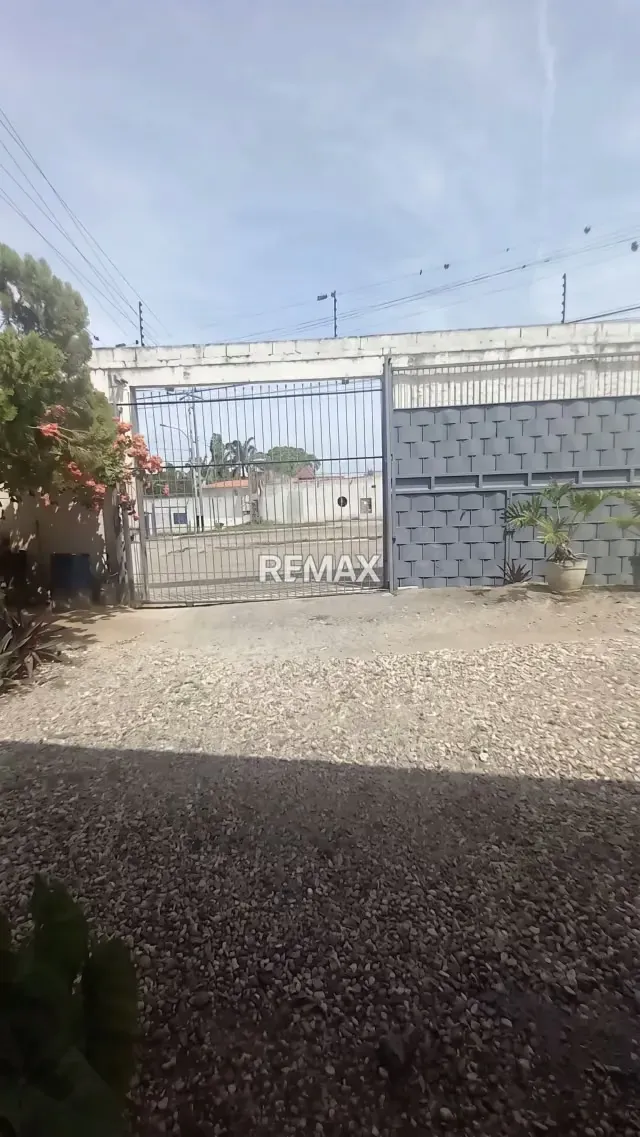 Extraordinaria Propiedad Mixta (Casa + Galpón y Local Comercial) en Esquina – Agua Viva - 10
