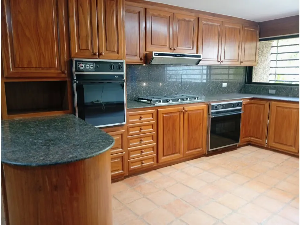 Alquilo fabuloso apartamento 411m2 5hab 6b 3p Los Chorros 9110 - 22