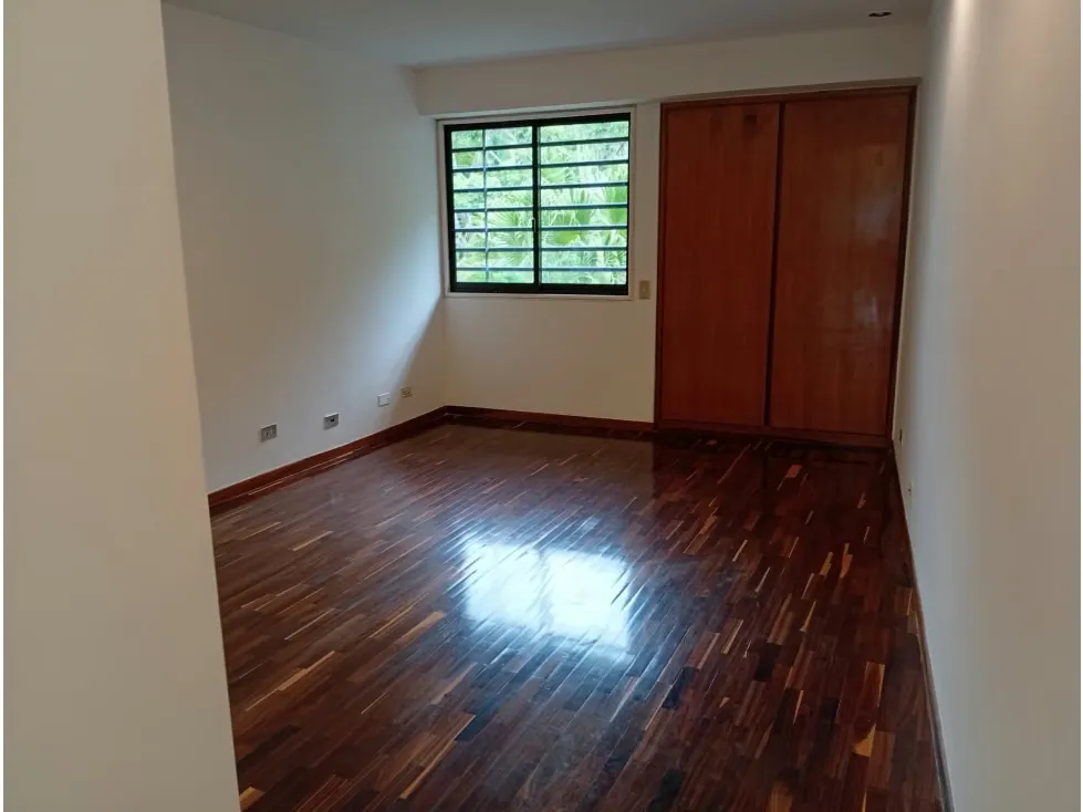 Alquilo fabuloso apartamento 411m2 5hab 6b 3p Los Chorros 9110 - 36